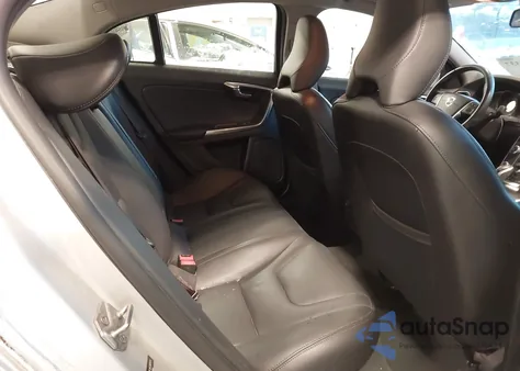 2015 Volvo S60 T5 z USA, uszkodzony, nr VIN YV126MFJ6F2367474